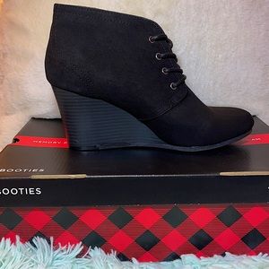ARIZONA JEAN CO. Black Memory Foam Booties